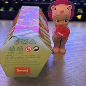 Sonny Angel Flower Gift Series - Daisy Lion Pink